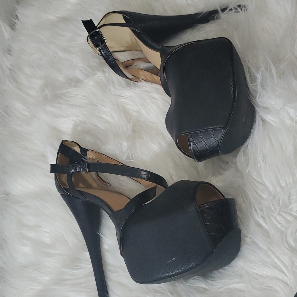 Criss Cross Platform Pumps